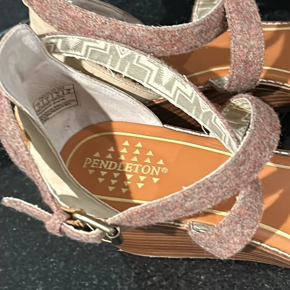 Pendleton Womens Baylands Wedge Sandals, Beige size 11 shoes